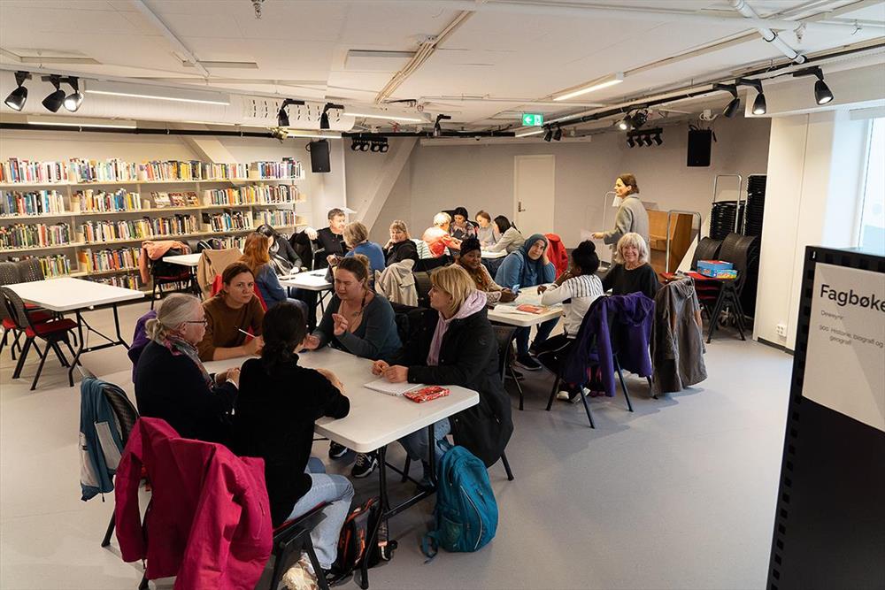 Innbyggartorg og bibliotek på Sator Storsenter - Klikk for stort bilete