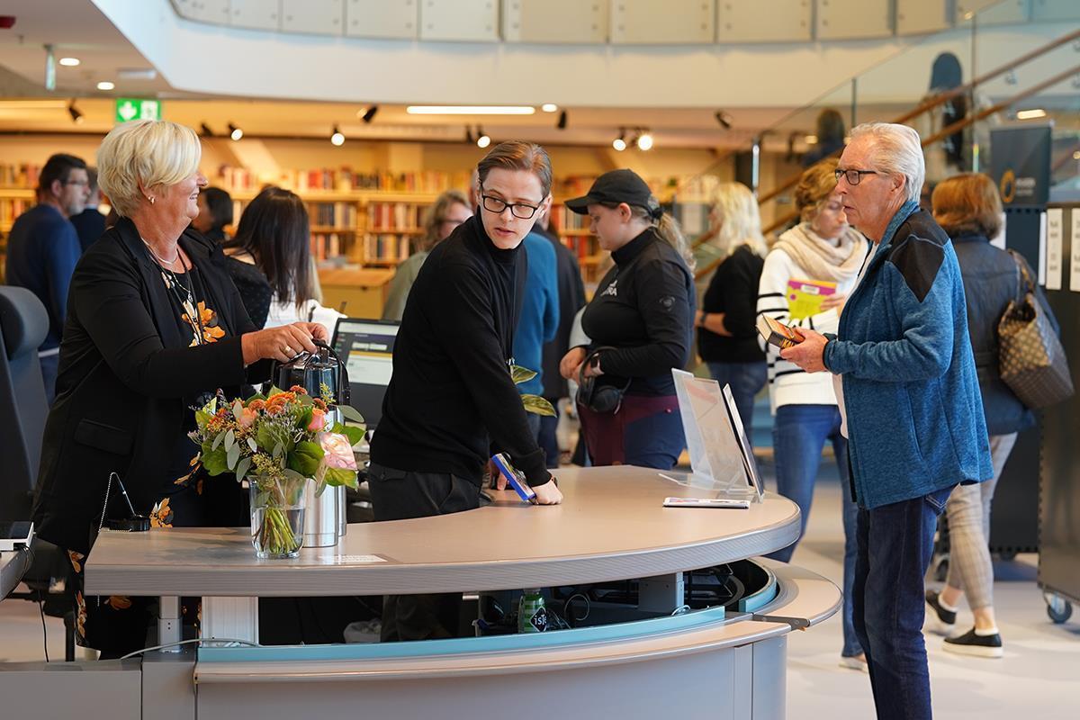 Innbyggartorget og biblioteket - Klikk for stort bilete