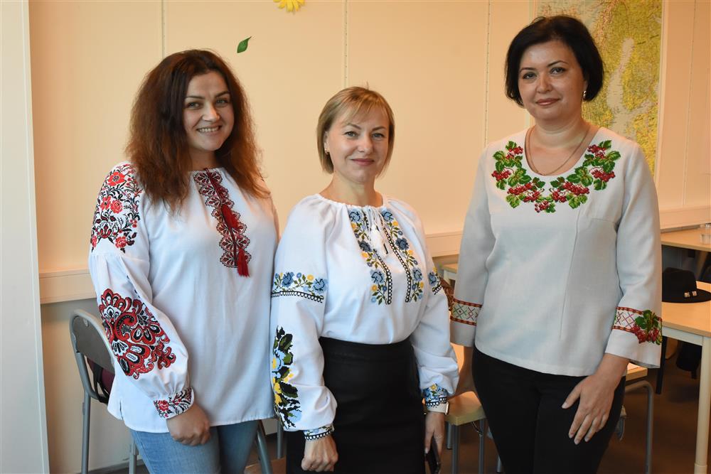 Desse tre kvinne har på seg brodert skjorte (Vyshyvanka). Frå venstre; Liumila Kushnir, Liubov Kondalska og Olena Zhornyk. - Klikk for stort bilete