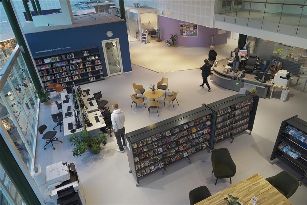 Innbyggartorg og bibliotek på Sator Storsenter - Klikk for stort bilete