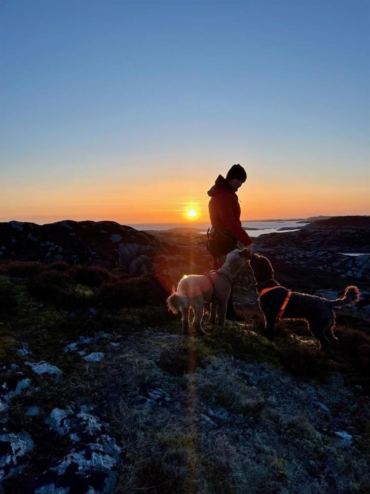 Stine, Pelle og Simba på tur i naturen. - Klikk for stort bilete