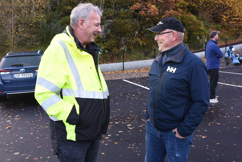 Tore  Brakstad (ØyVAR, til venstre) i samtale med Aksel Heen. - Klikk for stort bilete