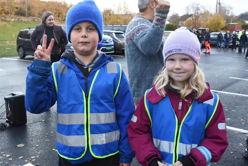 Jonas Hjartøy Mjanger og Emilie Heen heldt i snora då ordføraren klipte snora - Klikk for stort bilete