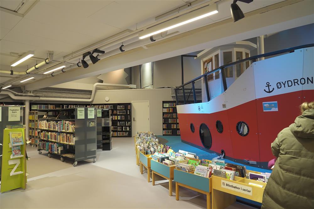 Innbyggartorg og bibliotek på Sator Storsenter - Klikk for stort bilete