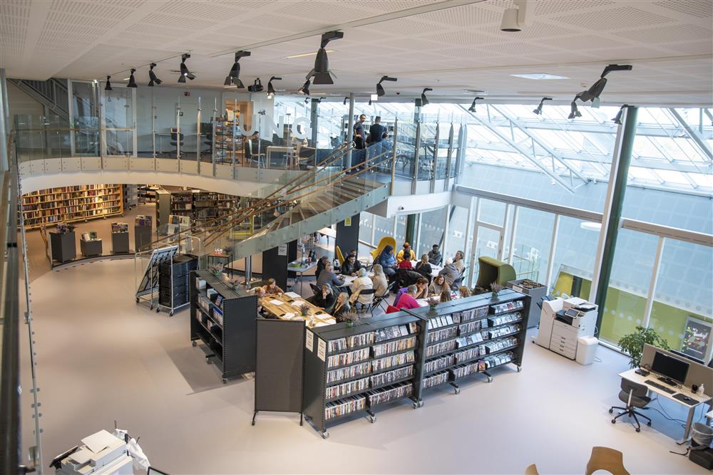 Innbyggartorg og bibliotek på Sator Storsenter - Klikk for stort bilete