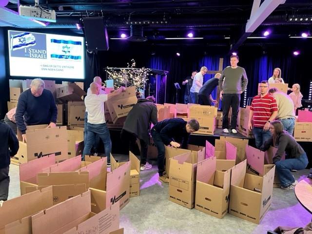 Frå arbeidet med pakking - Klikk for stort bilete