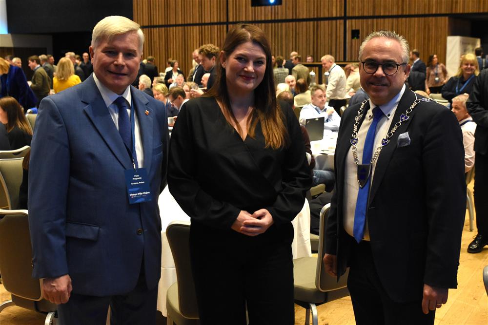 Frå Øygardskonferansen. Frå venstre piotr Przytocki, næringsminister Cecilie Myrseth og Tom Georg Indrevik. - Klikk for stort bilete