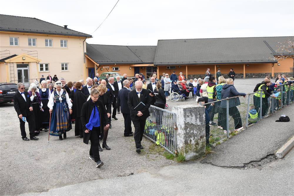 Ved minnestøtta i Telavåg - Klikk for stort bilete