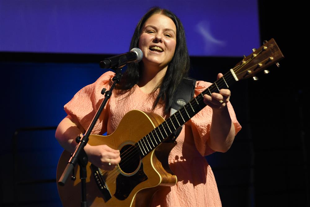 Vivian Steinsland song ein medley med Johannes Kleppevik-songar til Peder O. Lie - Klikk for stort bilete