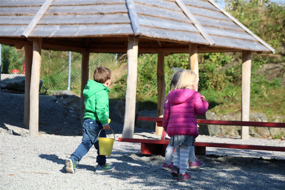 Barn som leiker ute i barnehagen - Klikk for stort bilete