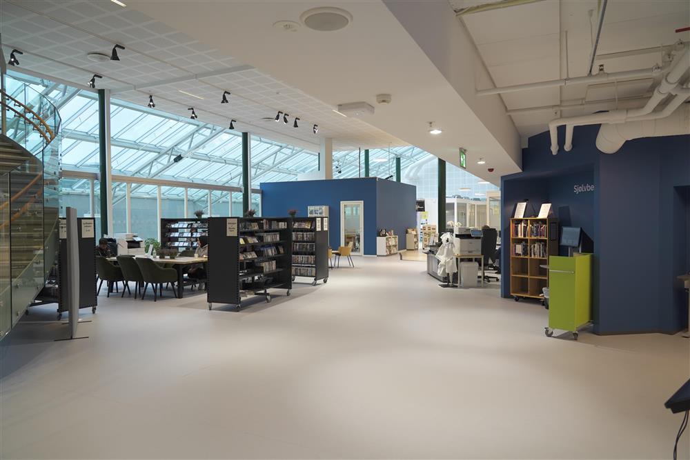 Innbyggartorg og bibliotek på Sator Storsenter - Klikk for stort bilete