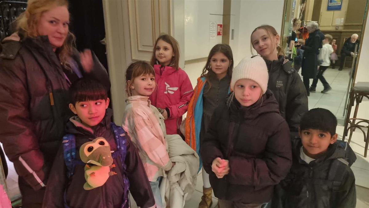 Frå teaterbesøket - Klikk for stort bilete