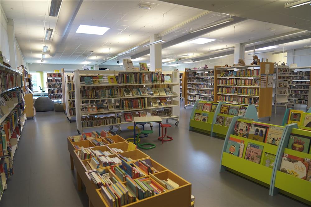 Innbyggartorg og bibliotek på Rong Senter - Klikk for stort bilete