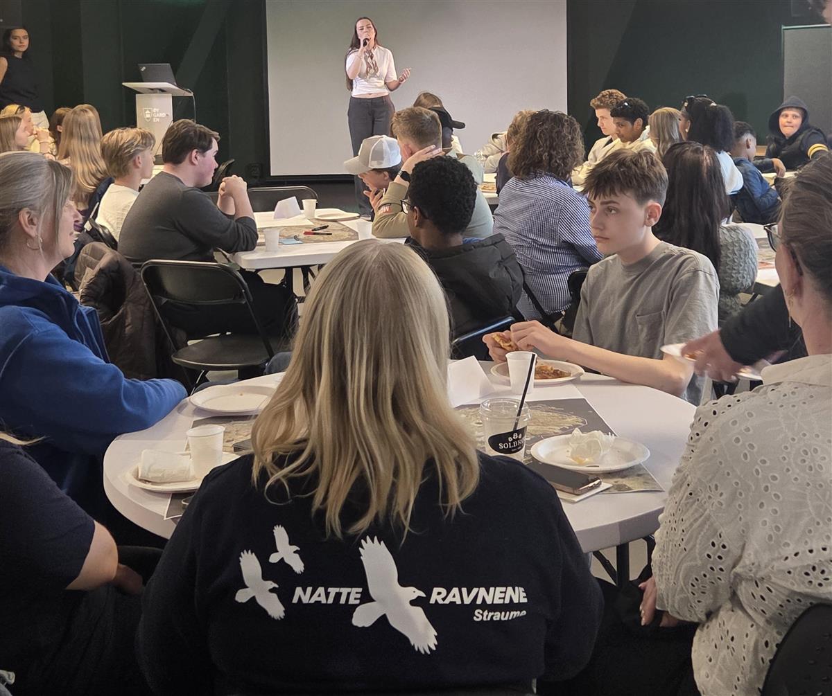 Frå samlinga på innbyggartorget og biblioteket - Klikk for stort bilete