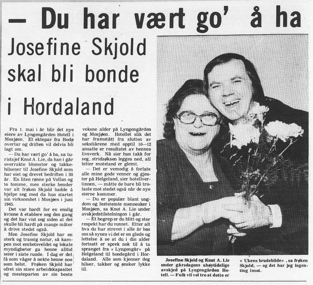 Faksimile frå Helgeland Arbeiderblad, 21. mars 1975. På bildet blir Josefine omfamna av turistsjefen i Mosjøen. «– Folk vil vel tro at dette er ‘Ukens brudebilde’, sa frøken Skjold, – og det har jeg ingenting imot.» - Klikk for stort bilete