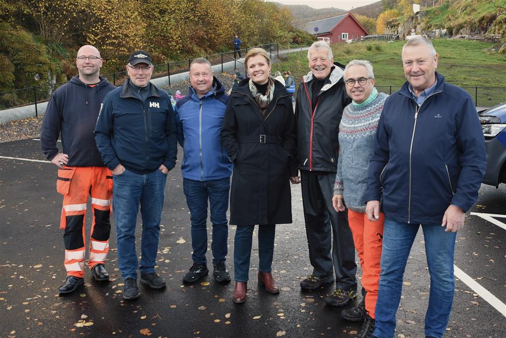 Frå venstre: Are Mjøs, Aksel Heen, Odd Erik Kjeldstad, Marian Guddal Hansen (kultursjef), Jan Utkilen (politikar), Tom Georg Indrevik og Nils Kåre Skoge (politikar). - Klikk for stort bilete