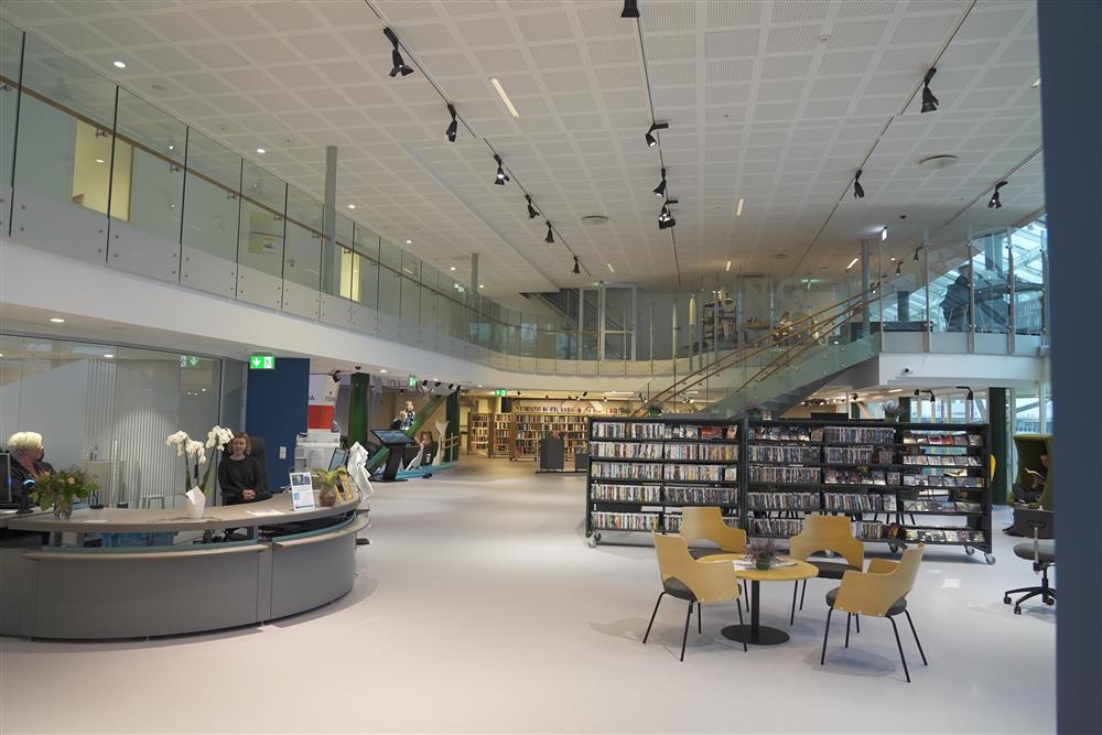 Innbyggartorg og bibliotek på Sator Storsenter - Klikk for stort bilete