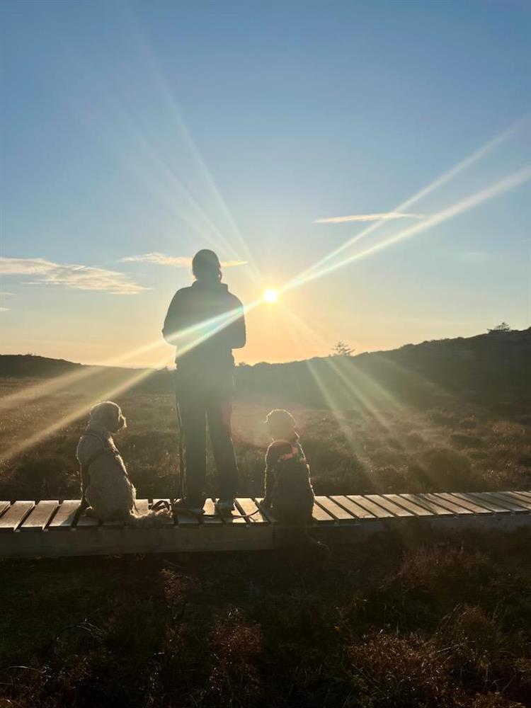 Stine, Pelle og Simba på tur i naturen. - Klikk for stort bilete