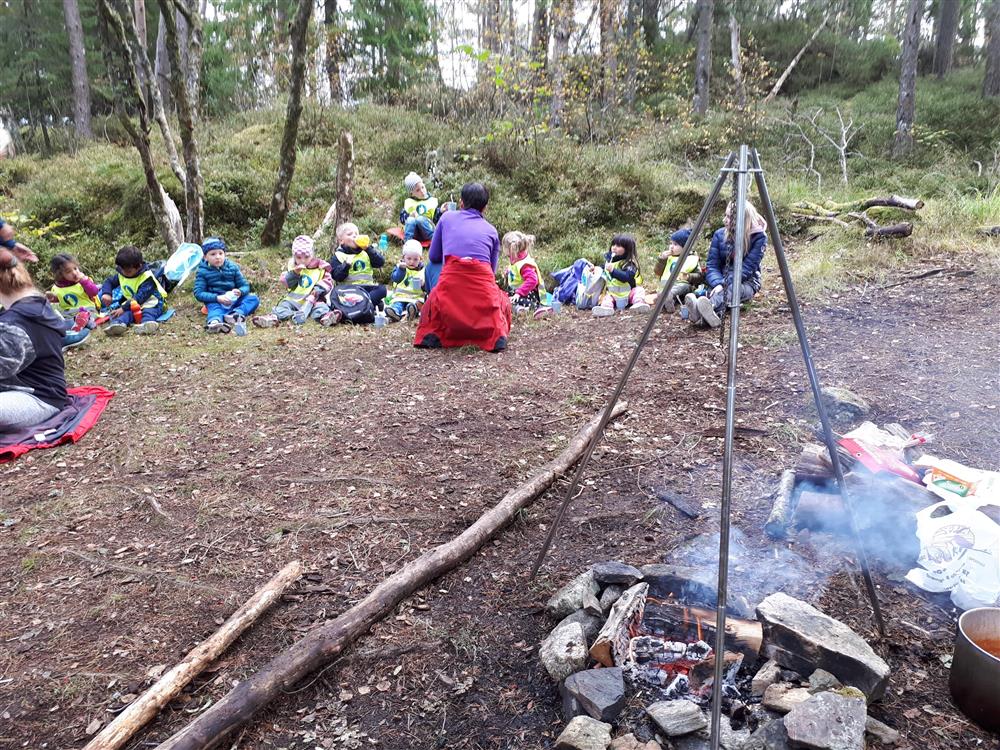 Bålkos på tur ute i skogen - Klikk for stort bilete