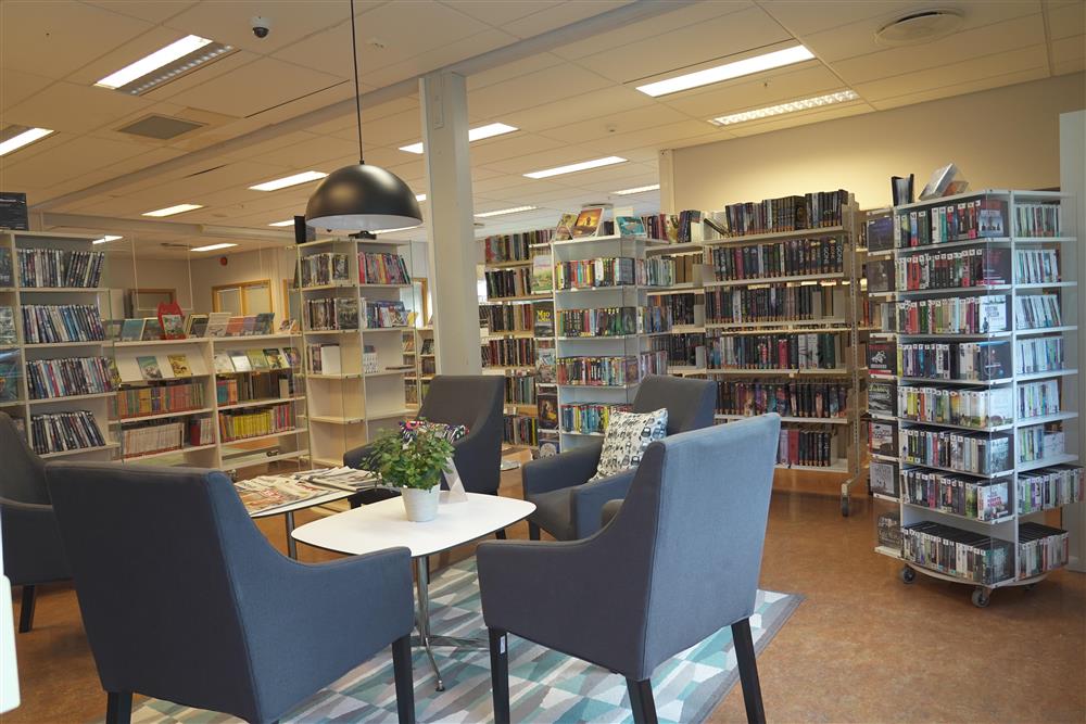 Innbyggartorg og bibliotek på Sund Senter - Klikk for stort bilete