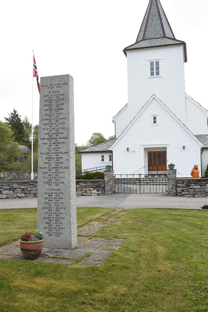 Ved Kausland kyrkje - Klikk for stort bilete