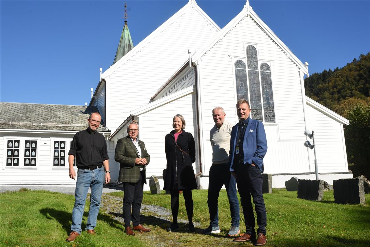 Onsdag denne veka besøkte leiinga i Øygarden kommune Fjell kyrkje. Frå venstre; sokneprest Per Hjemdal, ordførar Tom Georg Indrevik, kyrkjeverje Annlaug Børve, prosjektleiar Jon Ivar Friborg og kommunedirektør Johnny Breivik.  - Klikk for stort bilete