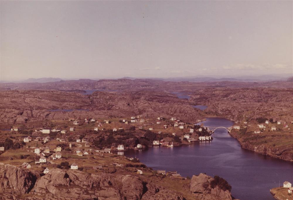 Telavåg i 1968. Foto: Widerøe’s flyveselskap, Nasjonalbiblioteket. - Klikk for stort bilete